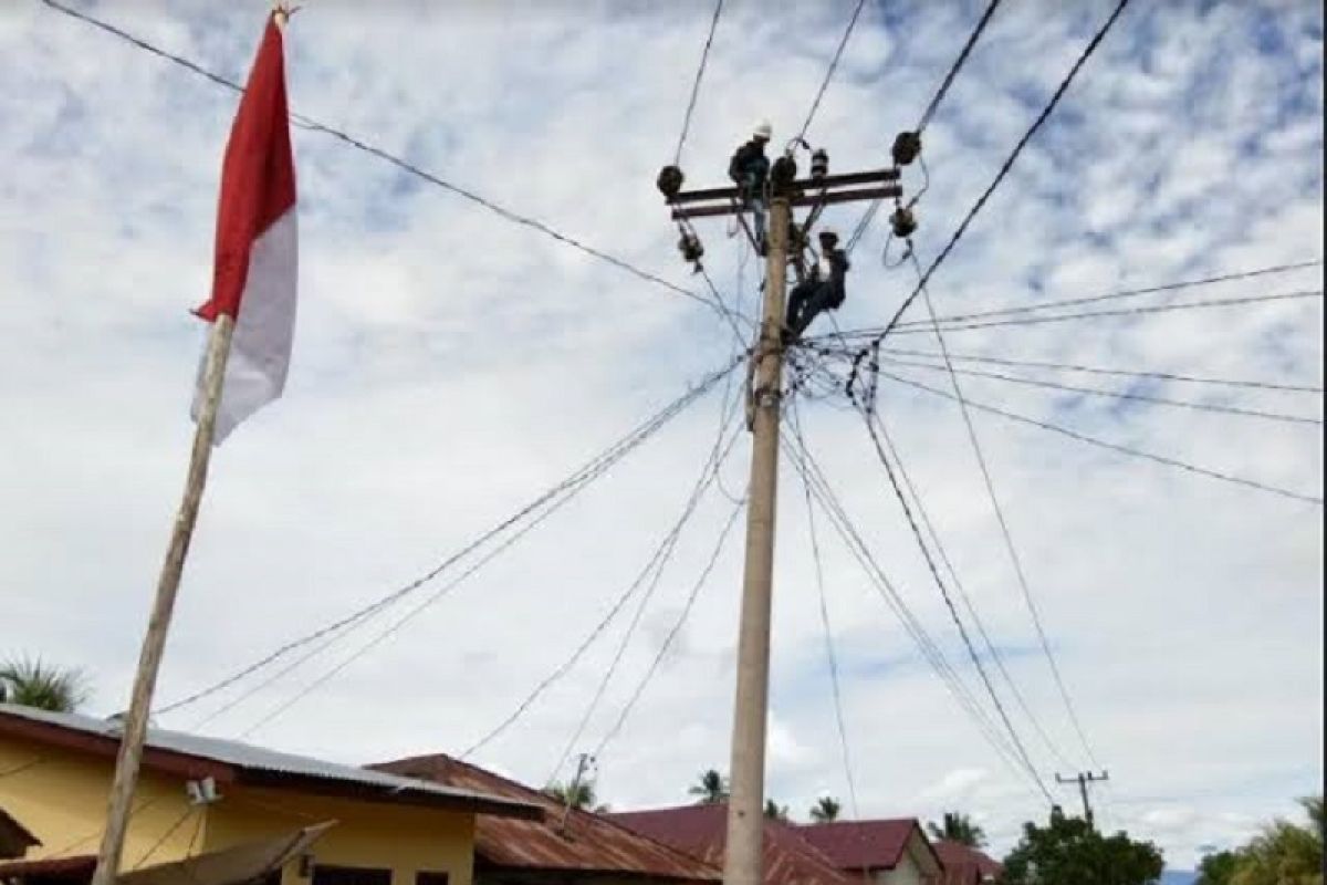 Bahaya! Jangan pasang bendera dan lampu hias dekat jaringan listrik