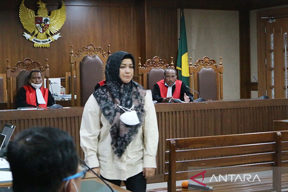 Bupati Kolaka Timur nonaktif didakwa mem beri Rp3,405 miliar demi dana PEN