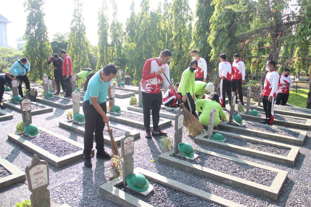 Kemenkumham Jateng bersih-bersih Taman Makam Pahlawan