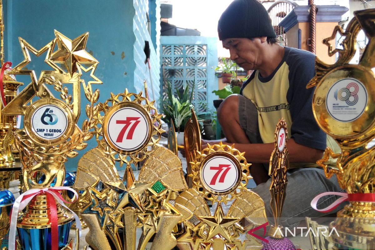 Perajin piala di Kudus mulai terima pesanan selama Hari Kemerdekaan