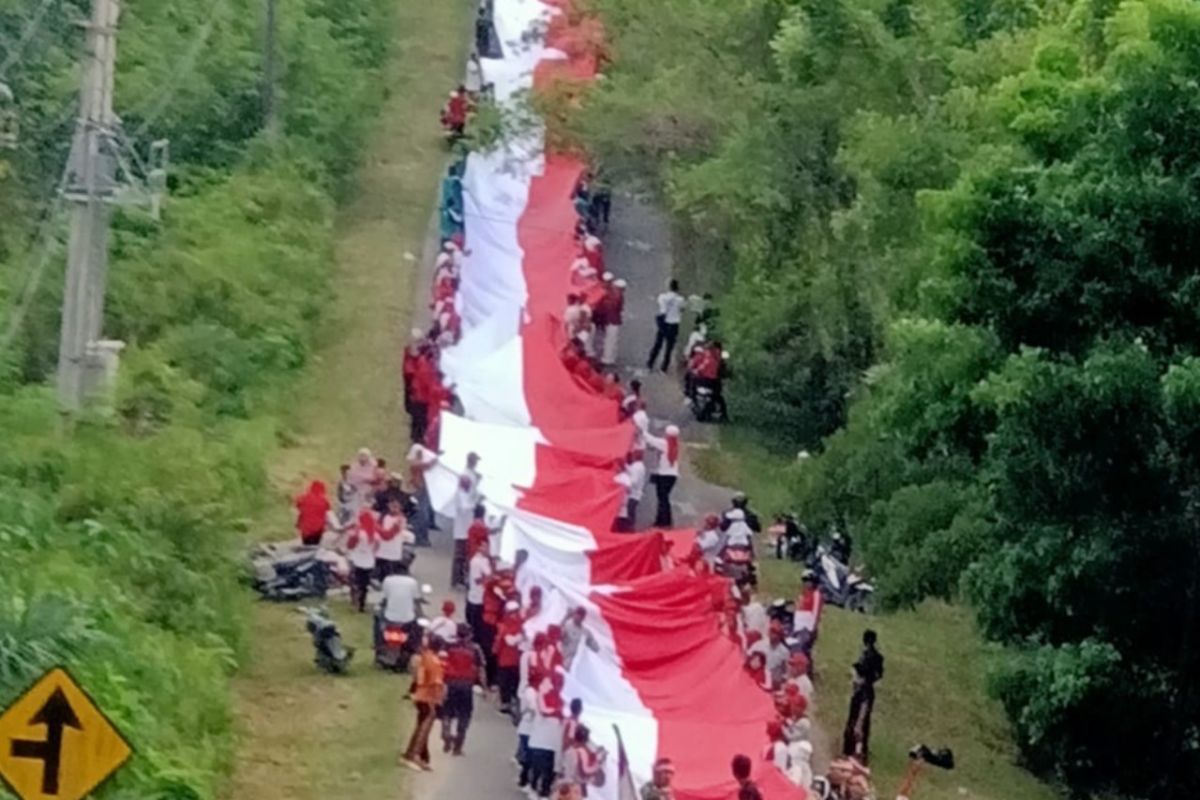 Kirab bendera merah putih sepanjang 2.500 meter di Muaro Bungo pecahkan rekor MURI