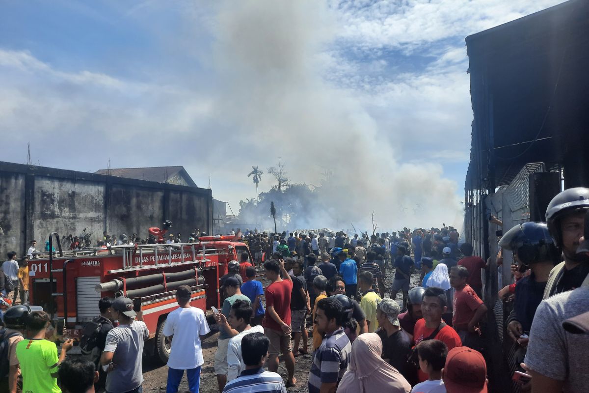 Gudang minyak di Kota Jambi terbakar