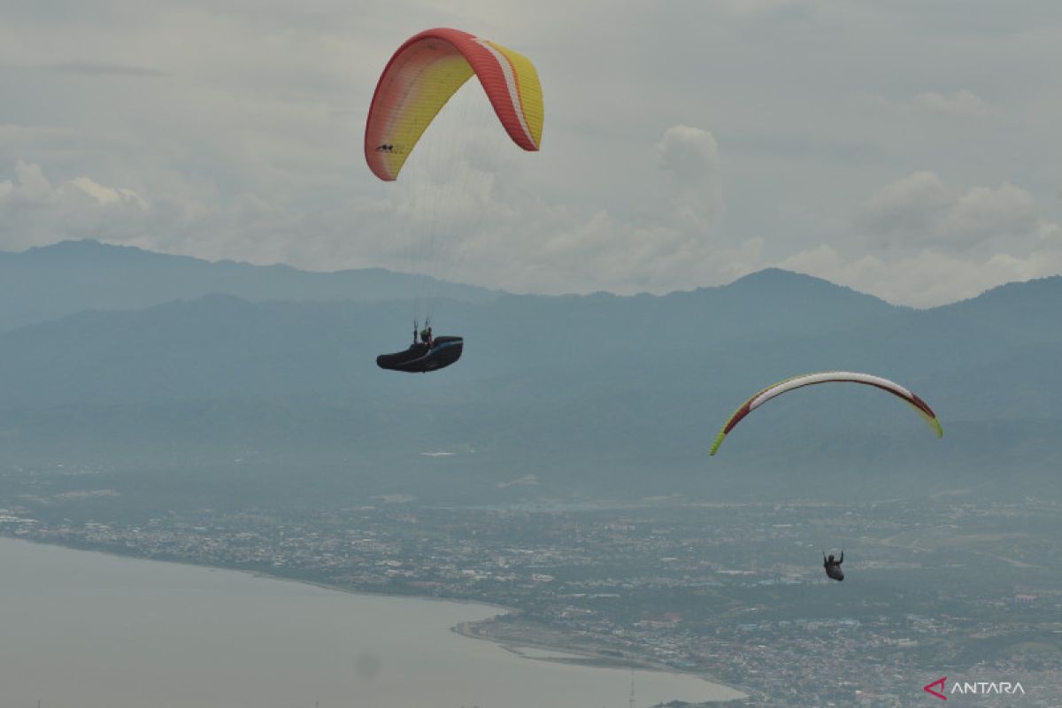 Sebanyak 32 atlet dunia berlaga pada kejuaraan paragliding