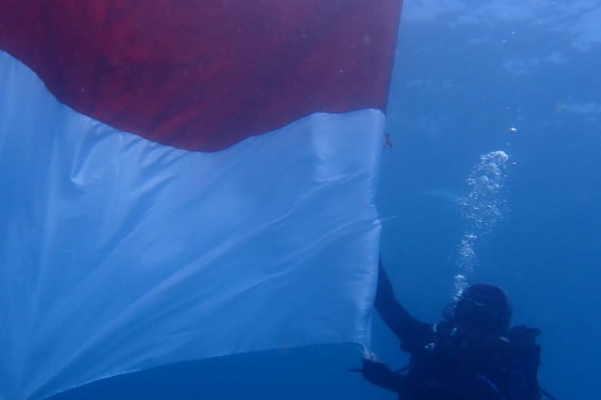 77 penyelam mengibarkan Bendera Merah Putih di Taman Laut Pandanan Lombok