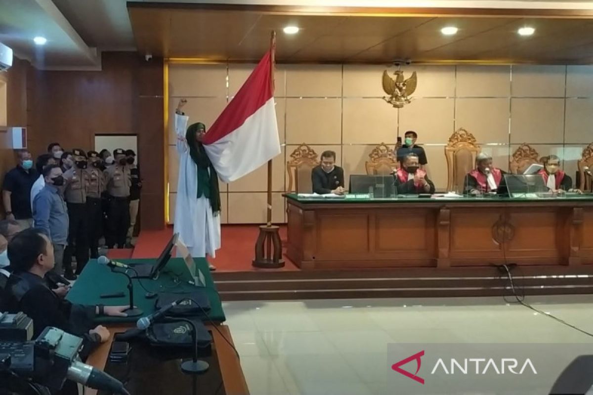 Bahar Smith cium bendera usai divonis 6 bulan