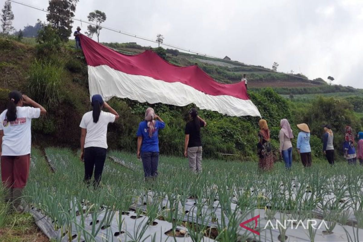 Peringati HUT RI, warga lereng Merbabu bentangkan bendera Merah Putih raksasa