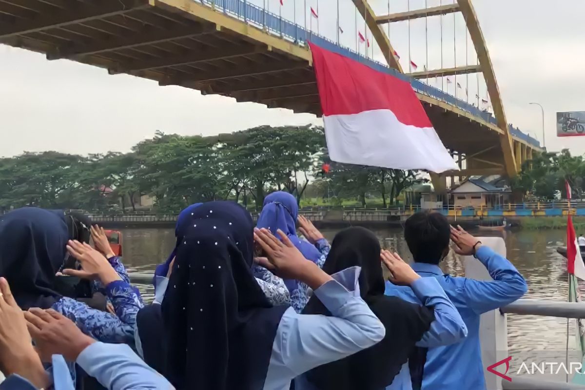 Merah Putih raksasa dibentangkan di Jembatan Siak III