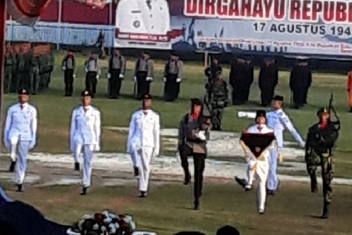 Wakil Bupati Biak pimpin upacara penurunan bendera HUT ke-77 Kemerdekaan RI