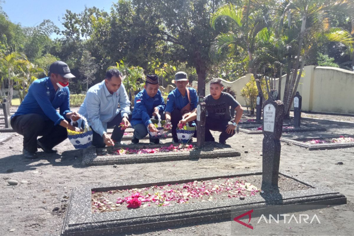 DPC Partai Demokrat Bantul tabur bunga di TMP Kusuma Bangsa