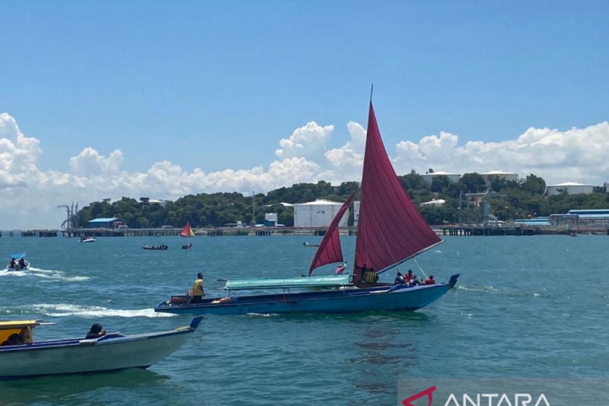 Ribuan warga Batam antusias saksikan lomba sampan layar rayakan HUT RI