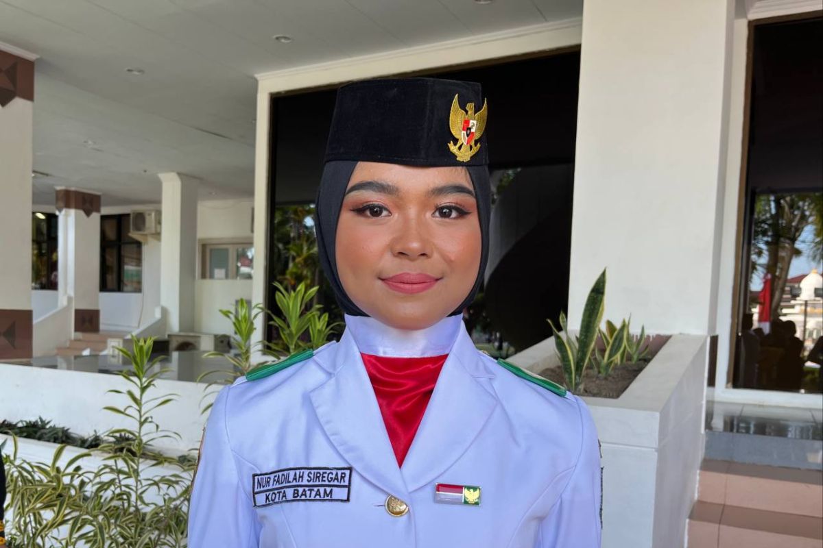 Nur Fadilah, pembawa bendera Upacara HUT Ke-77 RI di Batam