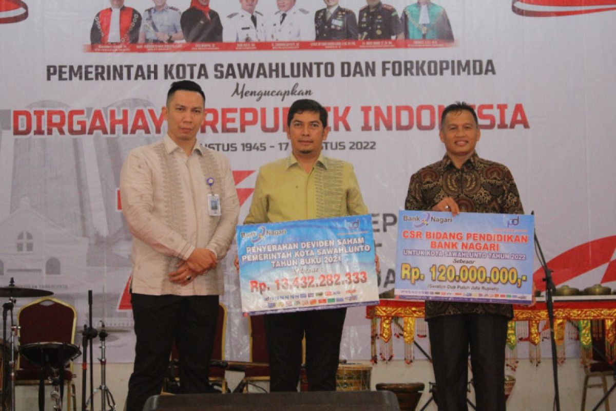 Bank Nagari serahkan deviden dan CSR bidang pendidikan untuk Sawahlunto