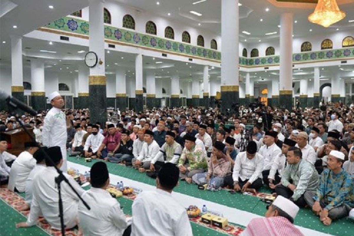 Galeri Foto - HUT ke-65 Provinsi Riau, ribuan warga dzikir akbar bersama Ustadz Das'ad Latif