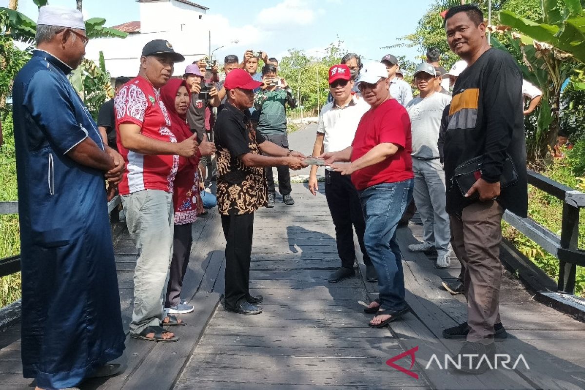 Bupati Kotim serahkan bantuan perbaikan darurat dua jembatan