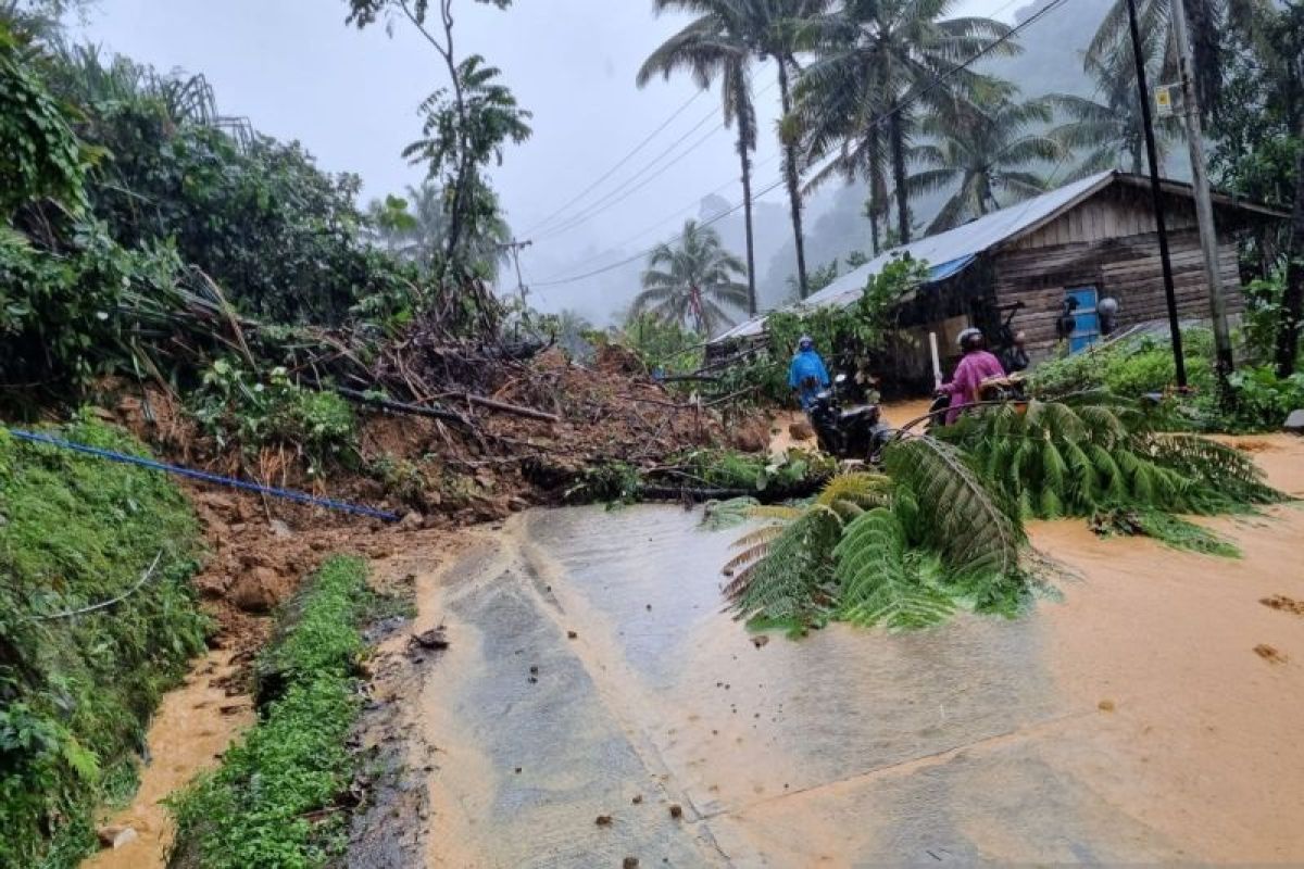 Akses jalan nasional Padang-Solok lumpuh total akibat longsor