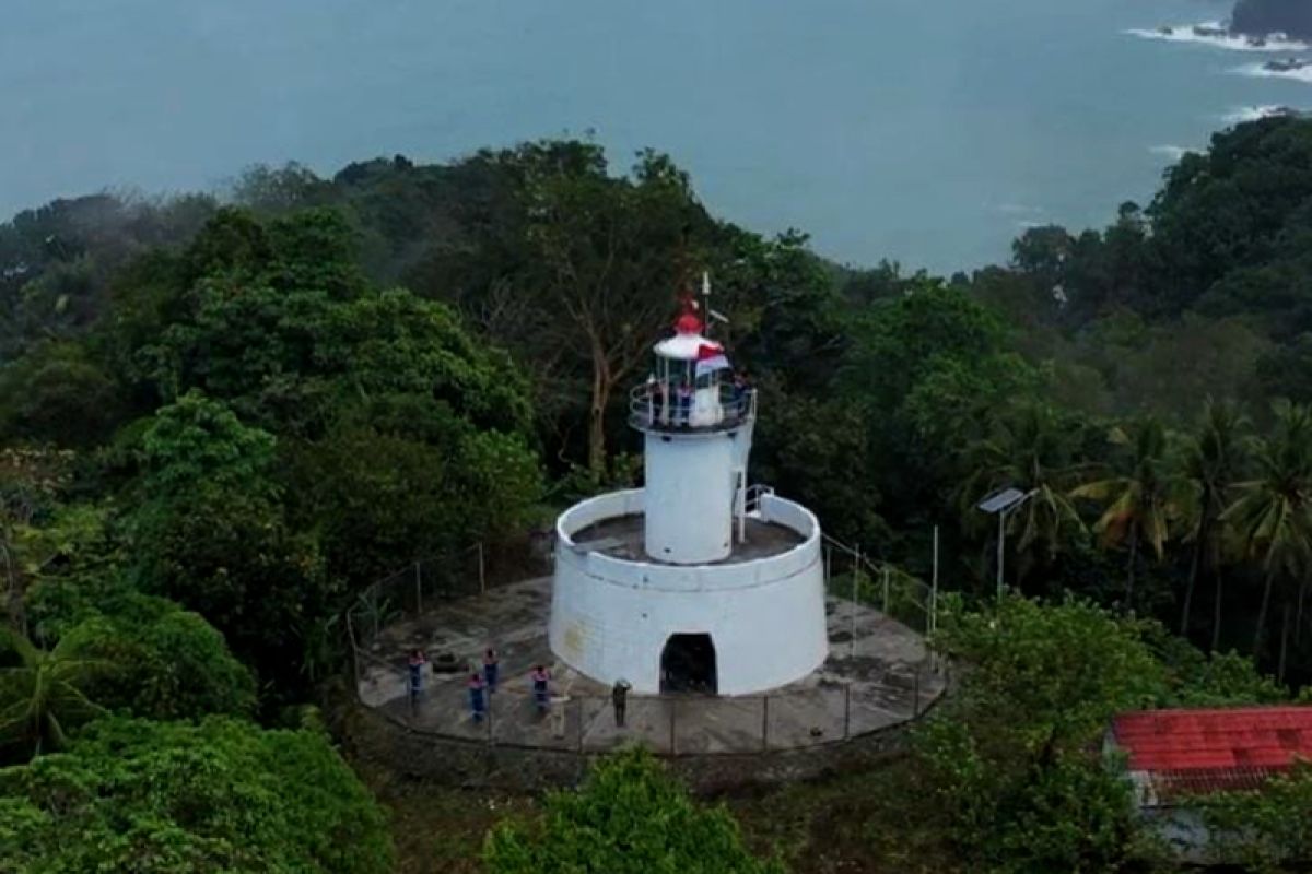 Pekerja Pertamina Cilacap kibarkan Merah Putih di Menara Suar Nusakambangan