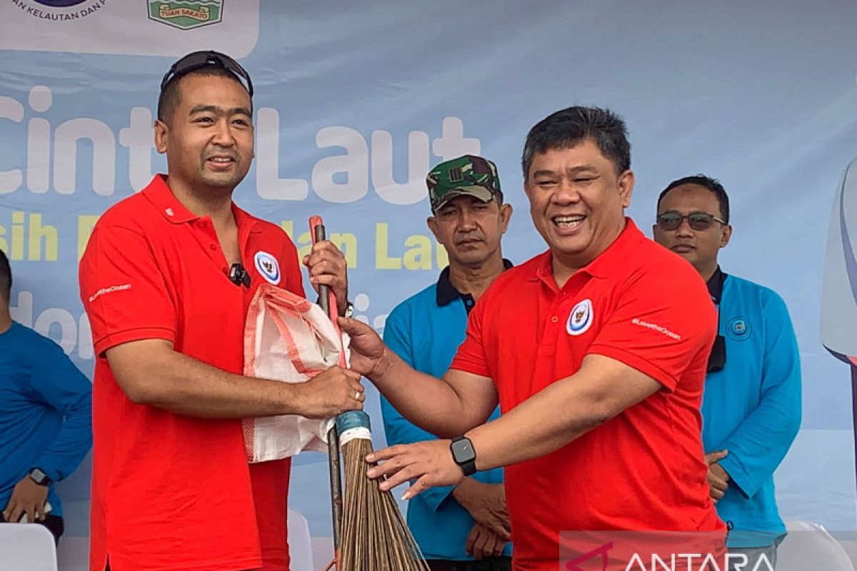 Bersih-bersih pantai di Padang kumpulkan 2 ton sampah