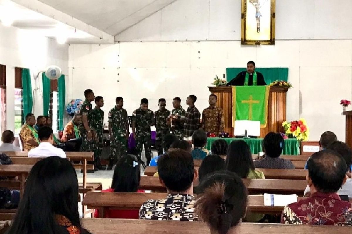 Vocal group babinsa Koramil Kenyam tampil di gereja GKI Bethel