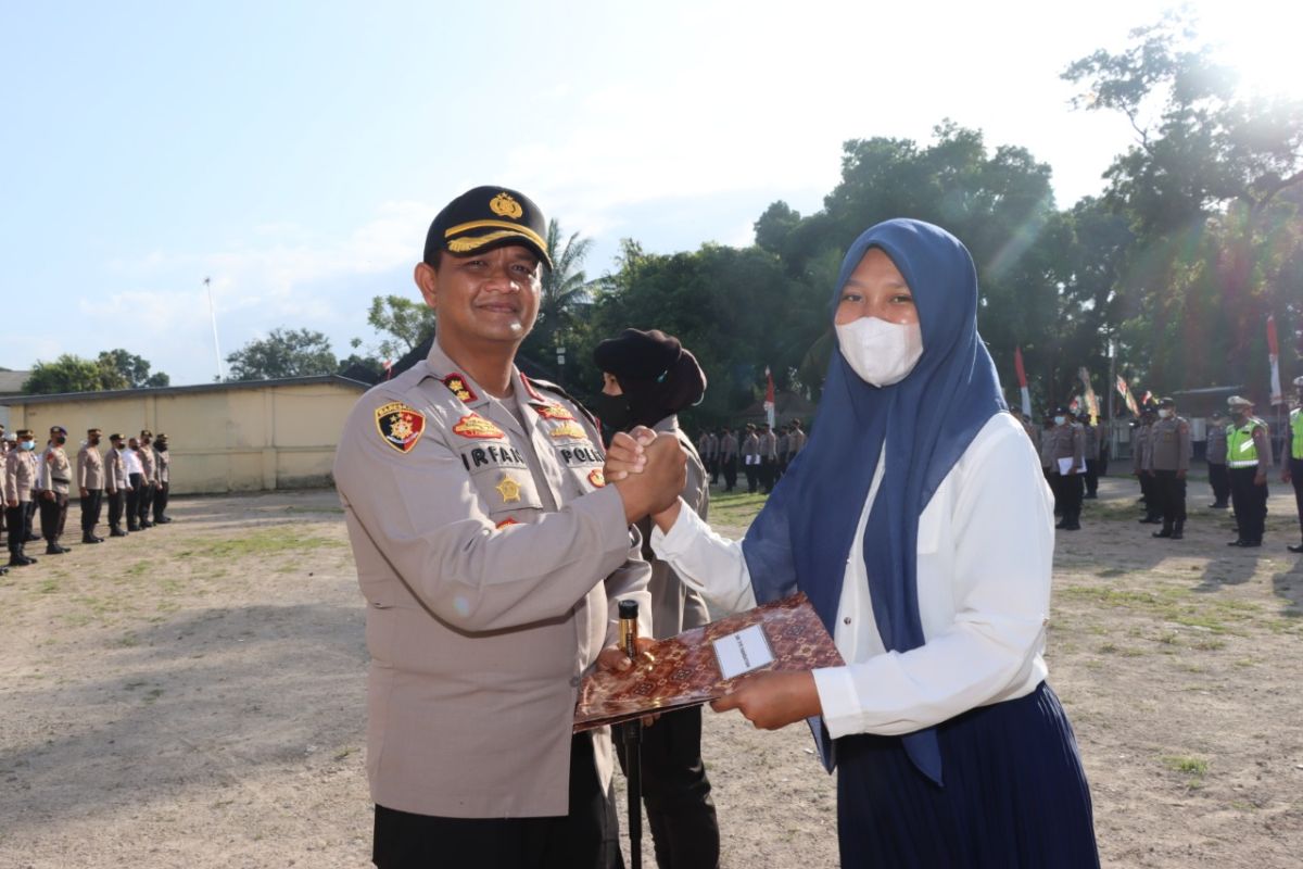 Wanita ini diberikan penghargaan dari Polisi setelah lawan jambret