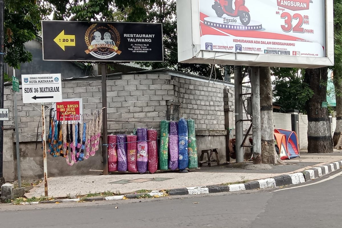 Dishub Mataram NTB tertibkan pedagang di atas trotoar