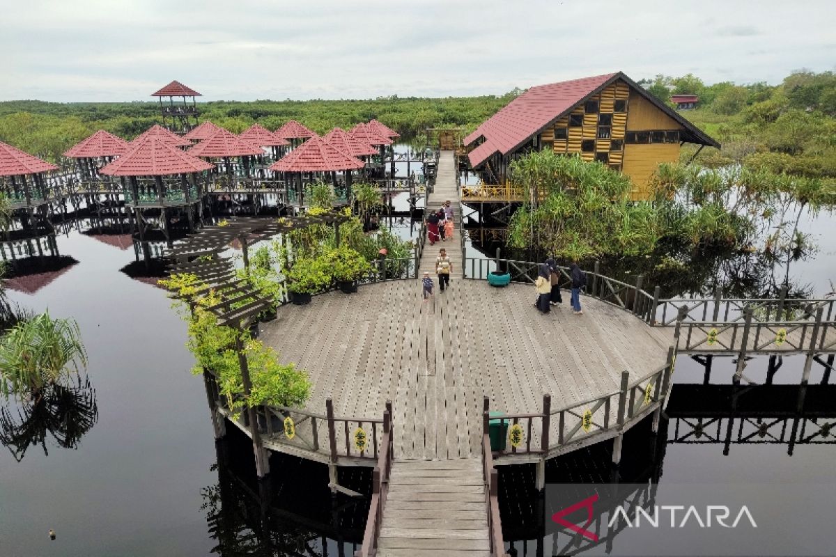 Artikel - Senja di Danau Hitam nan memukau