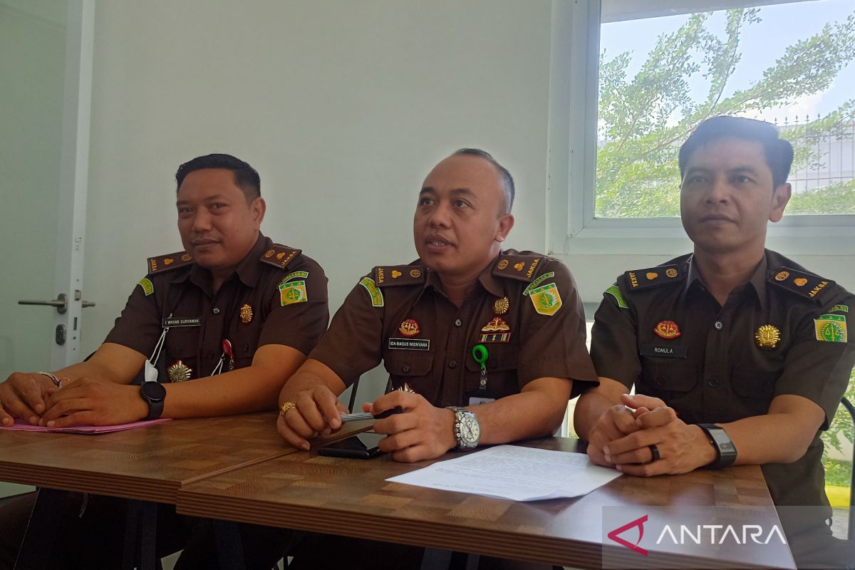 Kejari Mataram memeriksa maraton penerima bantuan bibit sapi