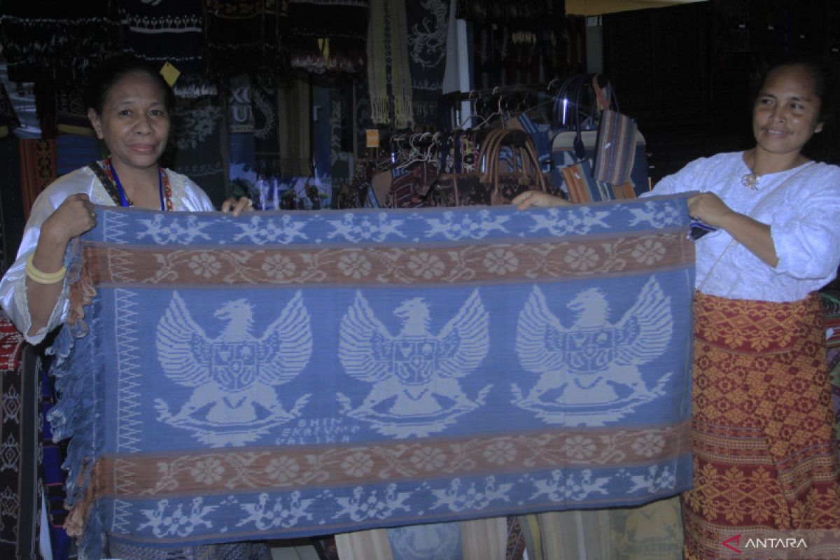 Artikel - Selembar tenun ikat motif tiga garuda dan mimpi Mama Selly