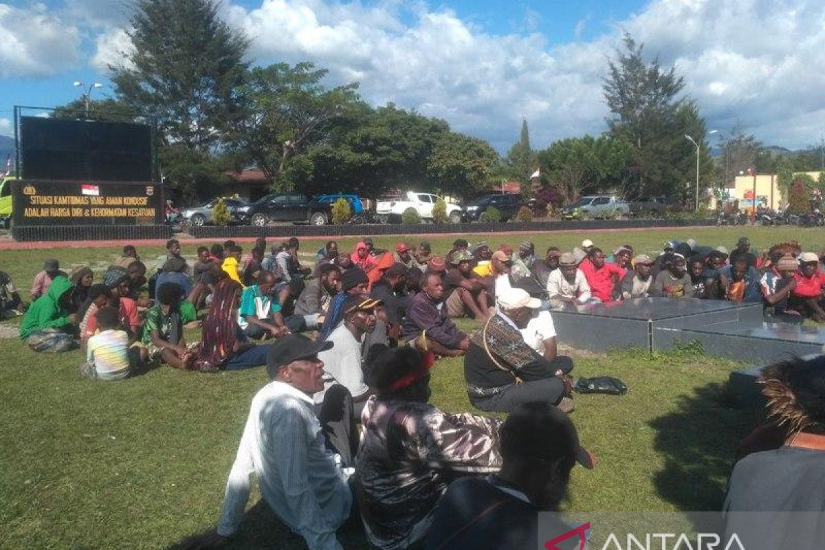 Keluarga korban penganiayaan Brimob mendatangi Mapolres Jayawijaya