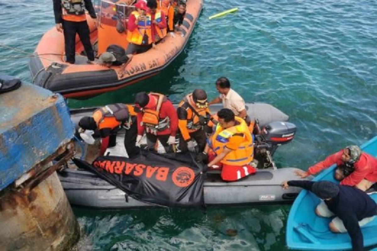 Tim Basarnas evakuasi jenazah personel TNI tenggelam di Pantai Baubau