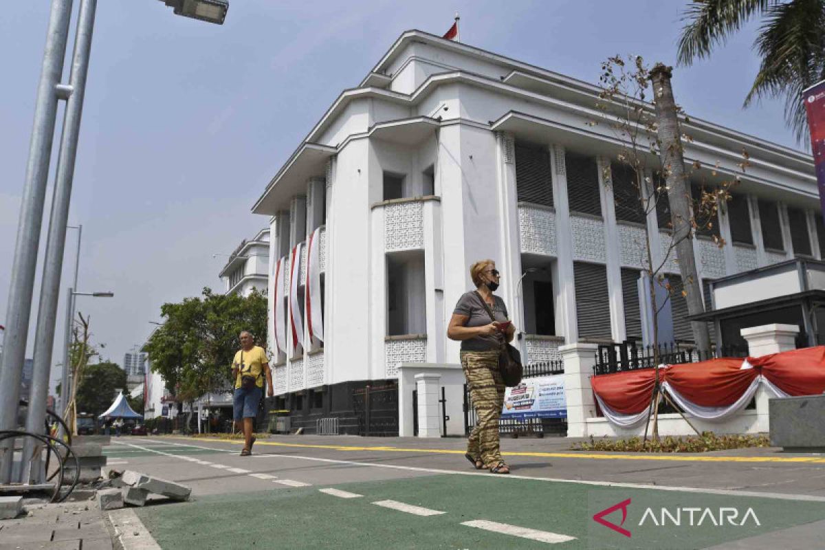 Wisatawan mancanegara berjalan di trotoar yang selesai dibangun di Jalan Pintu Besar Utara, kawasan Kota Tua, Jakarta, Rabu (24/8/2022). Data dari Provinsi DKI Jakarta per 7 Agustus 2022 menyebutkan revitalisasi Kota Tua Jakarta telah mencapai 97 persen dan saat ini sedang dalam penyelesaian tahap akhir. ANTARA FOTO/Aditya Pradana Putra/wsj. diharapkan dapat memberikan kenyamanan warga Jakarta khususnya ketika berada di Kota Tua JakartaJakarta (ANTARA) 