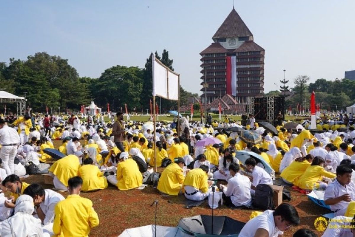 Universitas Indonesia pecahkan rekor dunia membatik dan paduan suara terbanyak