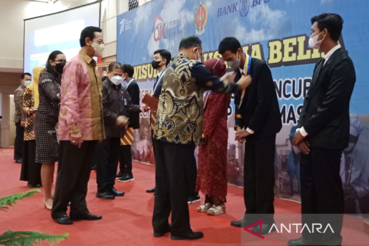 Gubernur DIY mewisuda para wirausaha belia di DIY