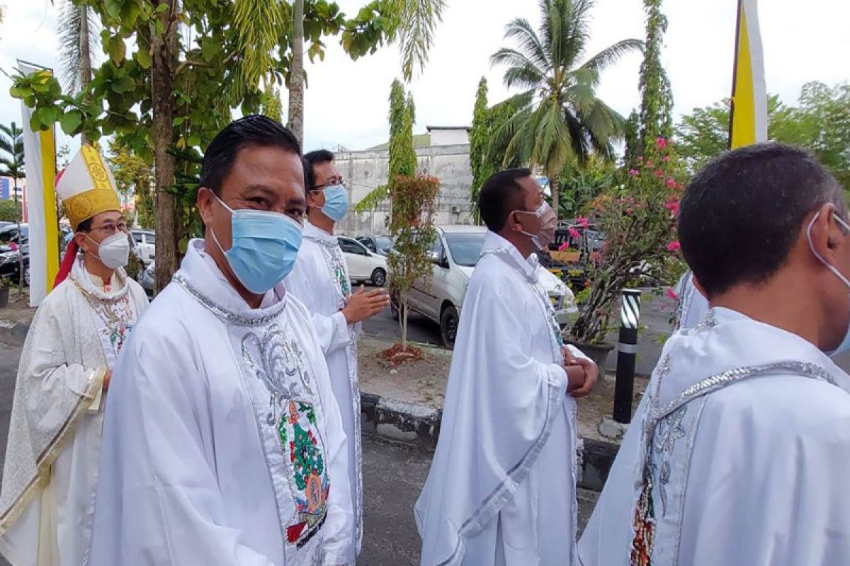 Uskup Palangka Raya: Dua pastor pesta perak imamat bukti kesetiaan melayani Tuhan