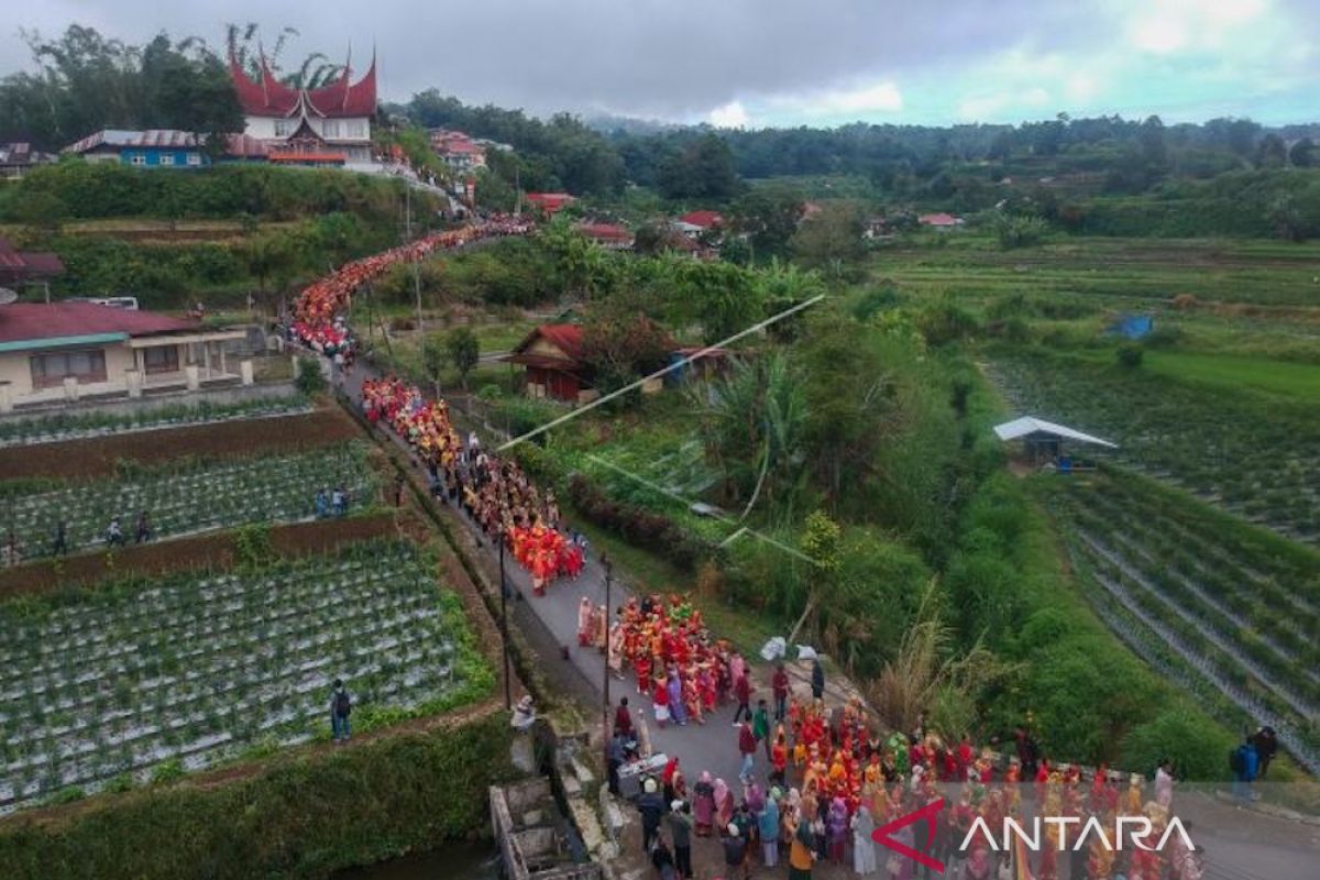 Mahasiswa KKN Unand berpartisipasi dalam Pandai Sikek Festival