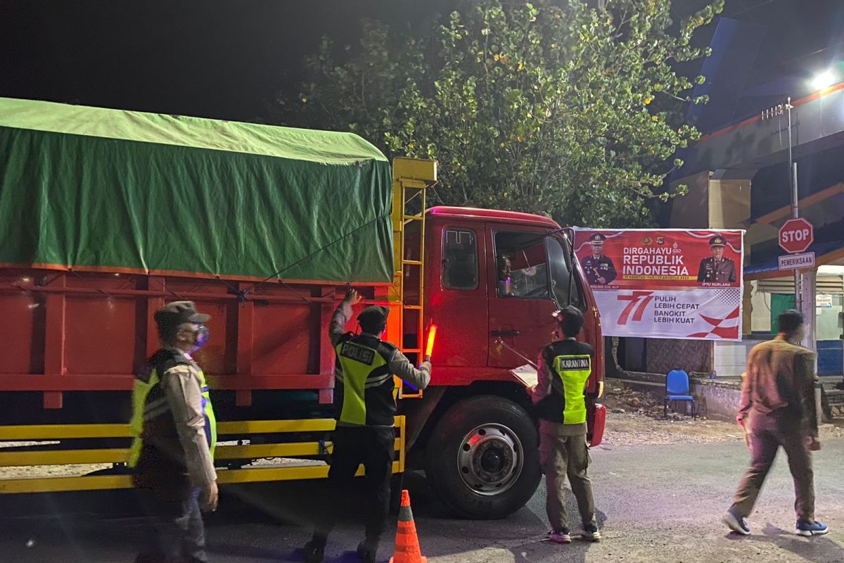 Petugas gabungan gelar KRYD Prokes COVID-19 di Pelabuhan Poto Tano