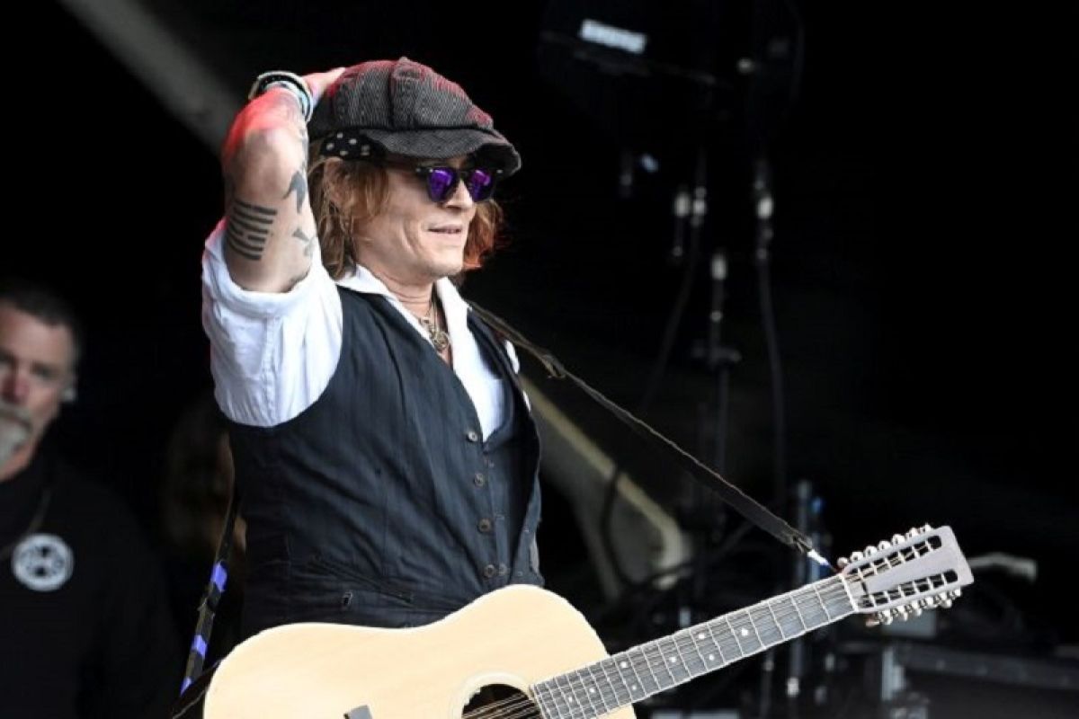 Aktor Johnny Depp buat kejutan di Video Music Awards MTV