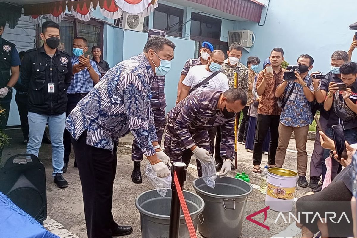 BNNP Riau musnahkan 12,9 kg sabu asal Malaysia dan ganja dari Sumbar