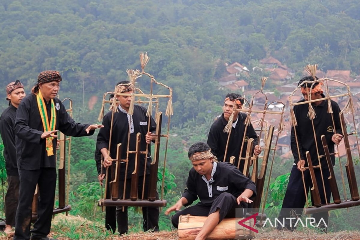 Bogor tarik wisatawan dengan Angklung Gubrak