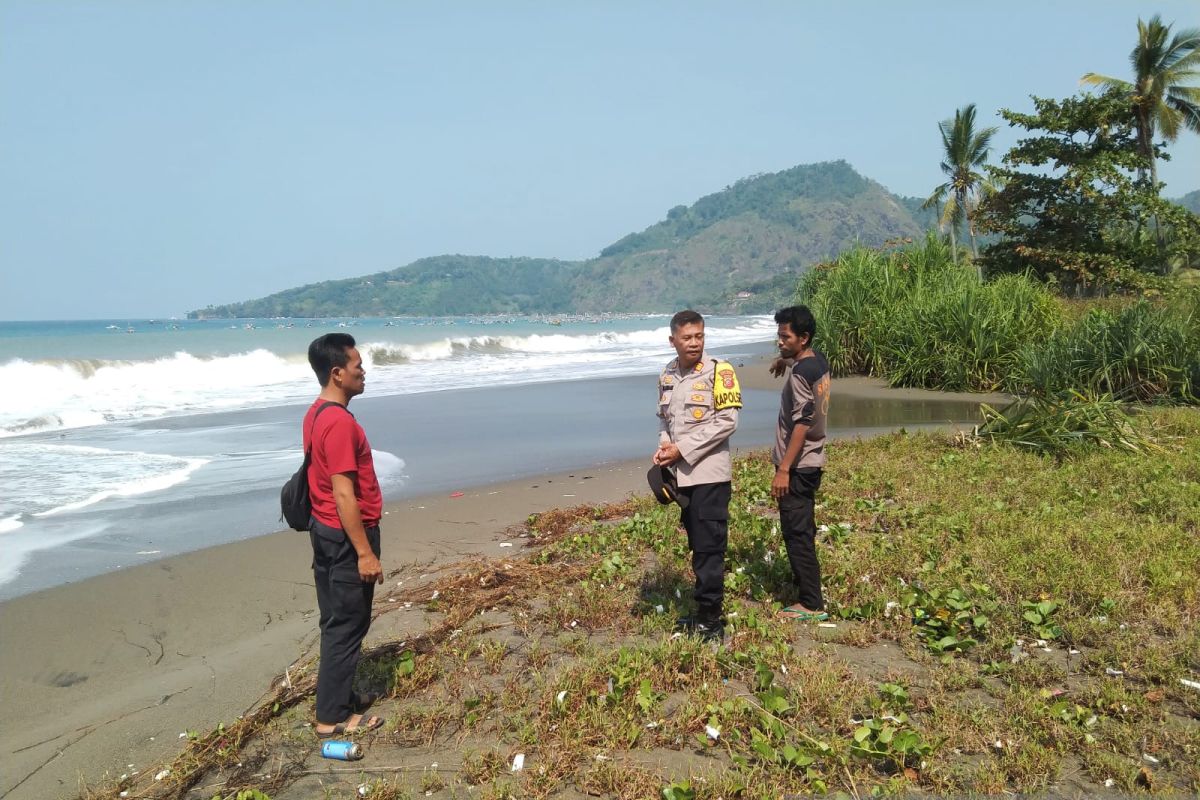 Asyik selfie di tepi pantai, dua nenek tewas terseret arus laut selatan