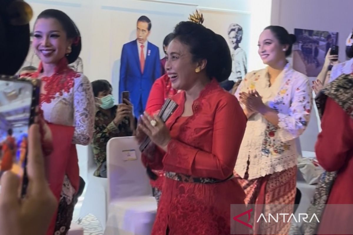 Shahnaz Haque hingga Menteri PPPA ikut peragakan busana dalam pameran foto Kebaja Saja di GFJA