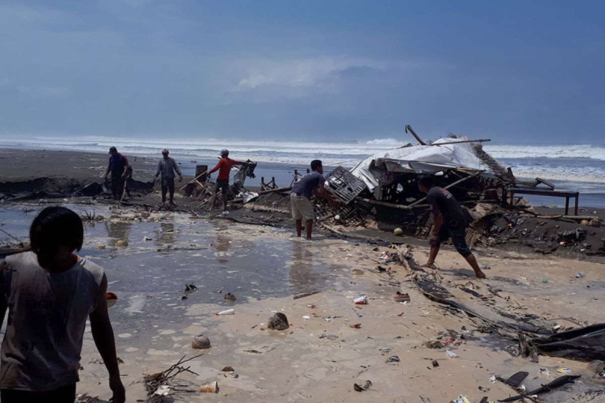 Gelombang tinggi rusak lima bangunan di Pantai Widarapayung Cilacap