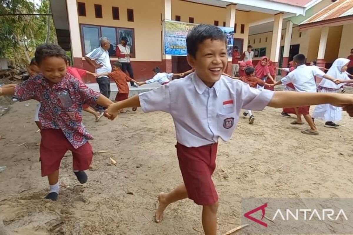 PGRI salurkan bantuan Rp66 juta  bagi guru-murid korban banjir Torue