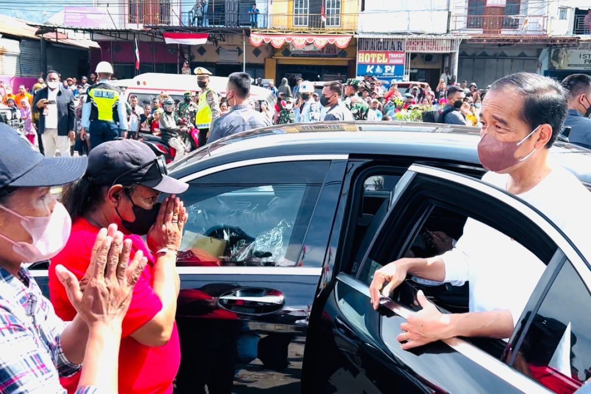 Presiden Jokowi dialog dengan demonstran untuk solusi sekolah di Sentani