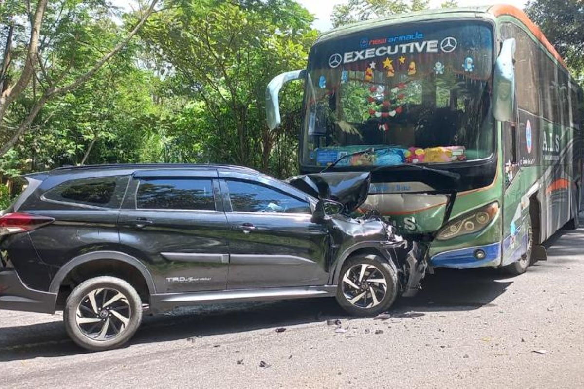 Lepas kendali, minibus tabrak Bus di Jalan Bukittinggi - Medan