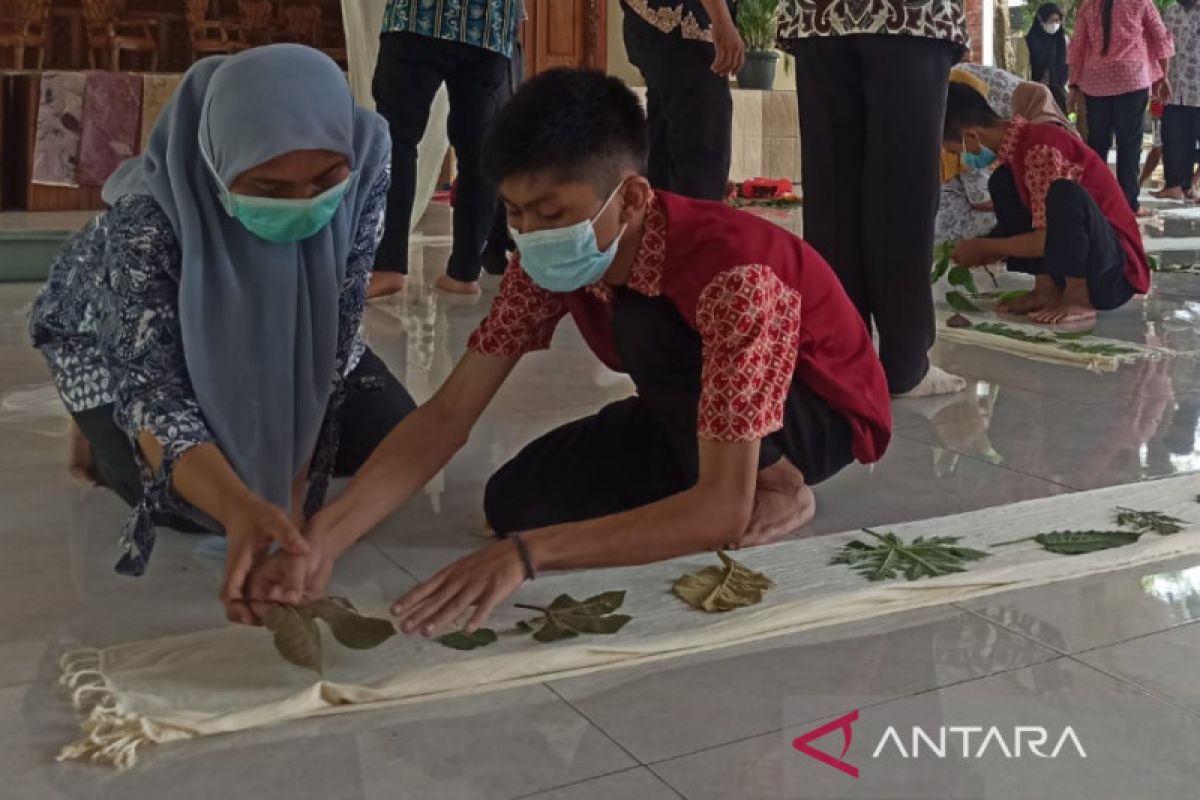 Penyandang disabilitas di Kudus dilatih cara membuat batik ecoprint