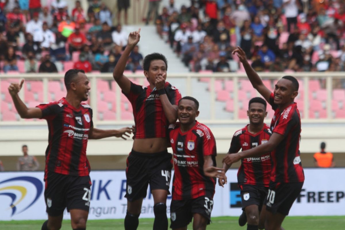 Panpel Persipura imbau penonton tidak makan buah pinang dalam Stadion Lukas Enembe