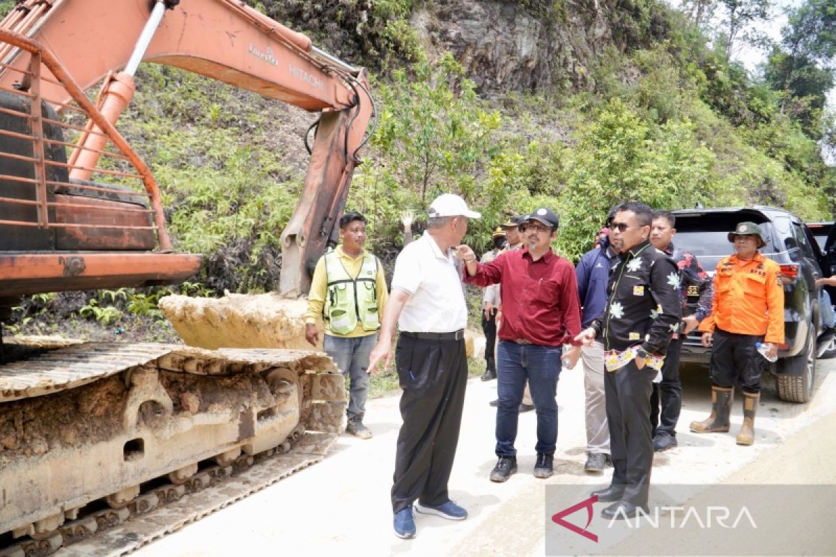 Jalan Lintas Sumbar-Riau di Desa Merangin Kampar longsor