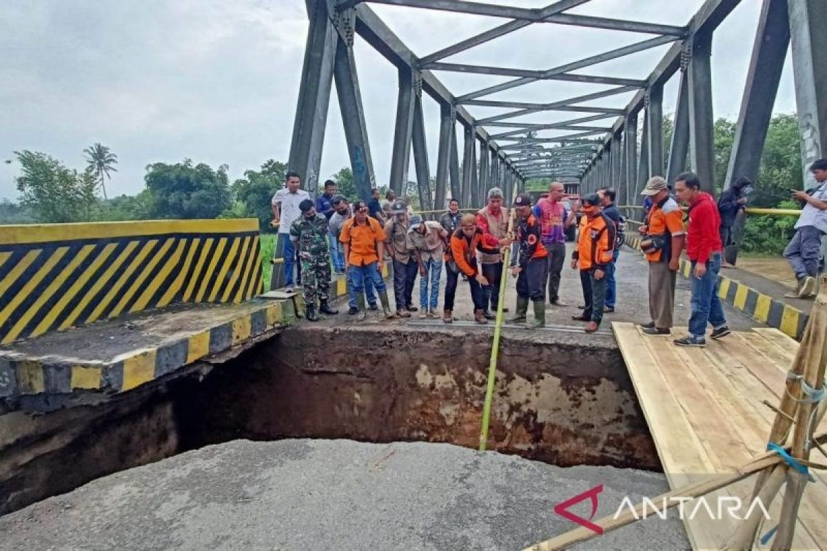 Dua jembatan di Rejang Lebong putus akibat diterjang banjir