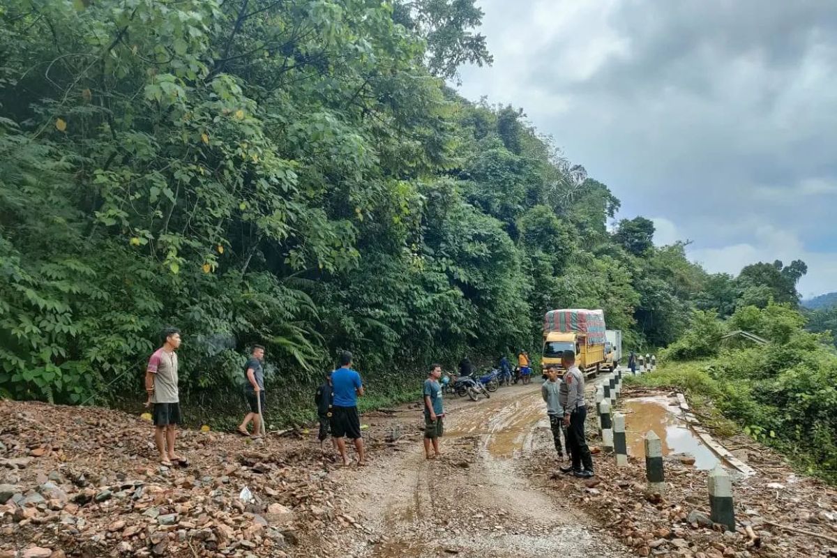 Akibat longsor, akses jalan Merangin-Kerinci buka tutup