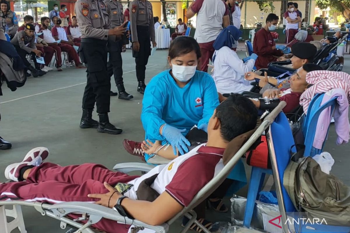 Polda NTB menggelar donor darah terbuka di Mataram